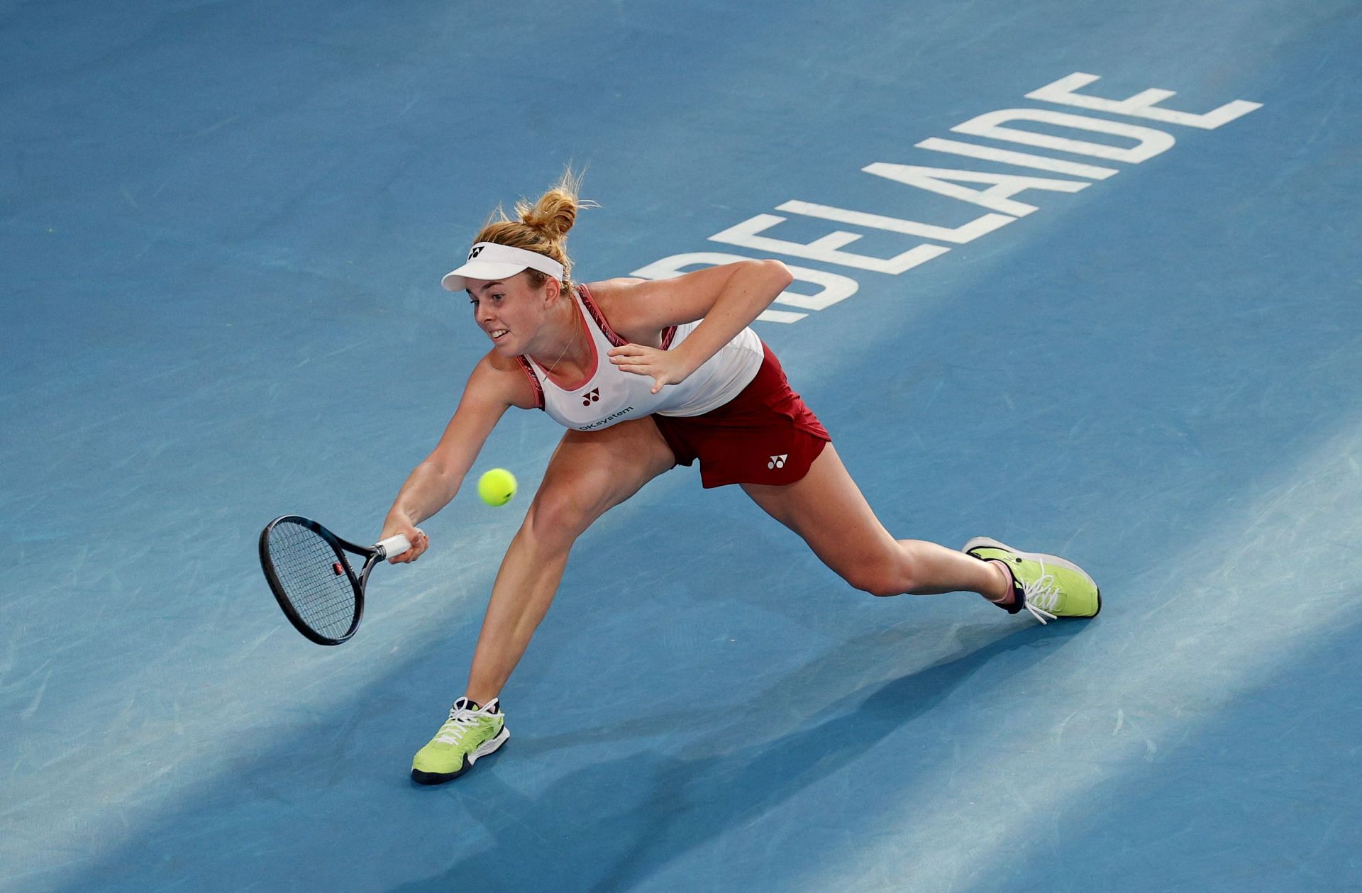 Linda Noskova retrieves a ball