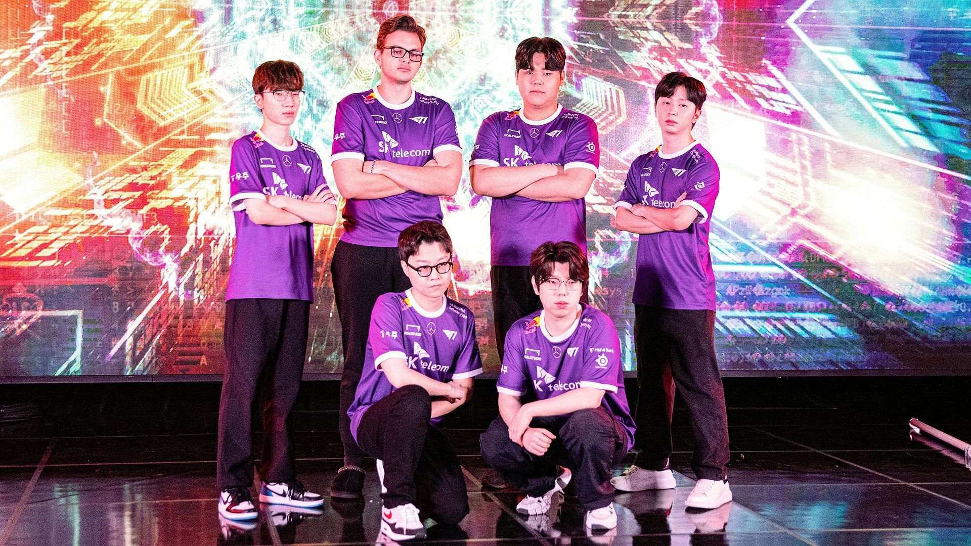 xccurate with his teammates on T1 (Image via AfreecaTV)