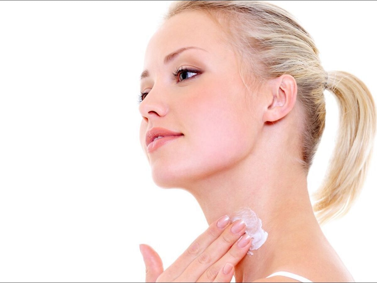 Neck cream to deal with wrinkles and loose skin (image via Freepik)