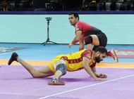 Surjeet Singh with a failed tackle against Rajnish (Credits PKL)