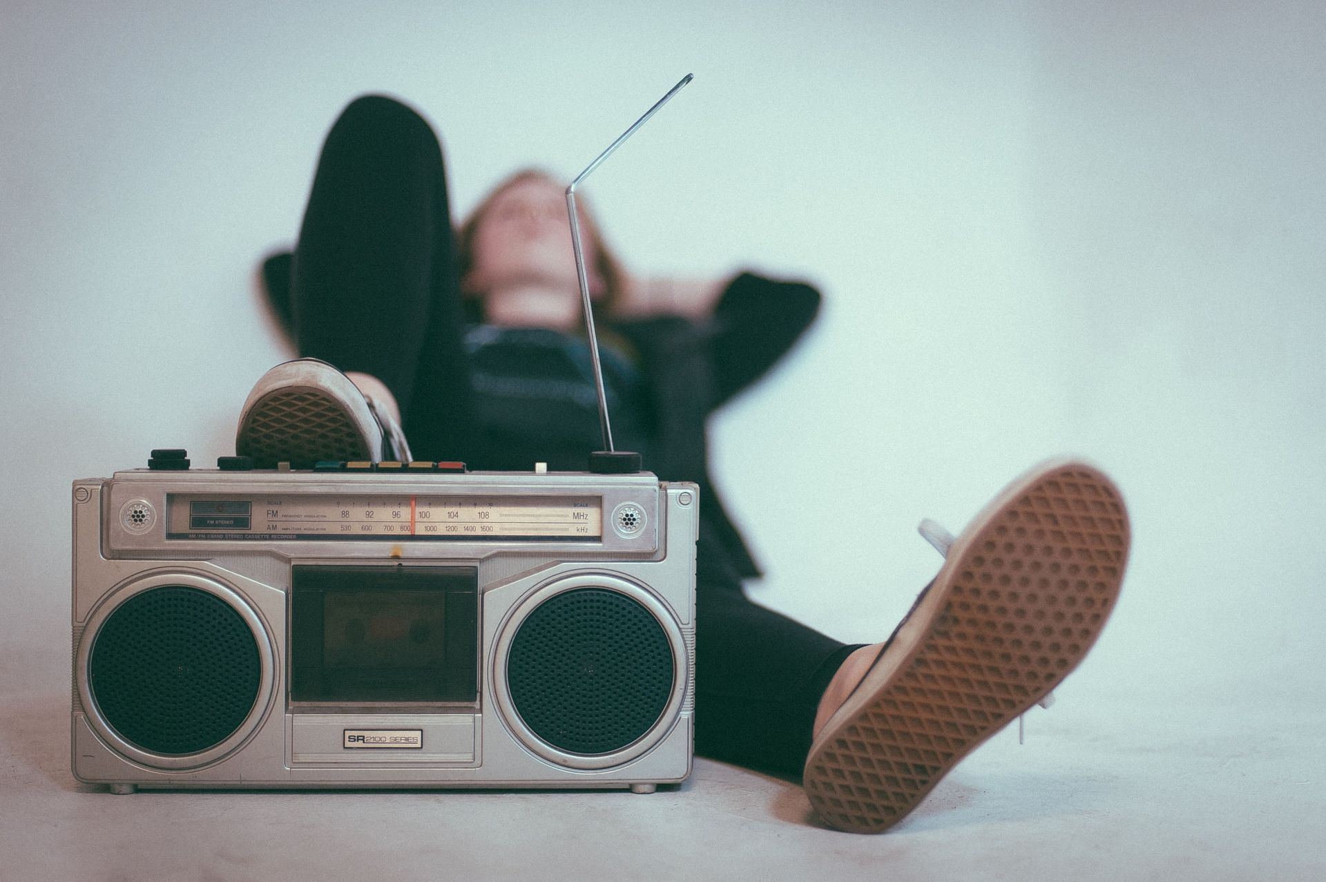 Music helps brain stimulation (Image via Unsplash/ Eric Nopanen)