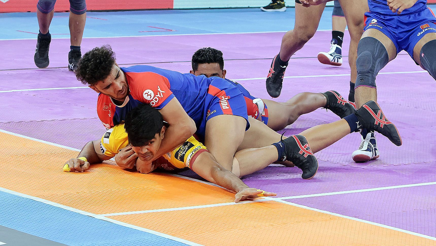 Jaideep Dahiya with a failed tackle against Pawan (Credits: PKL)