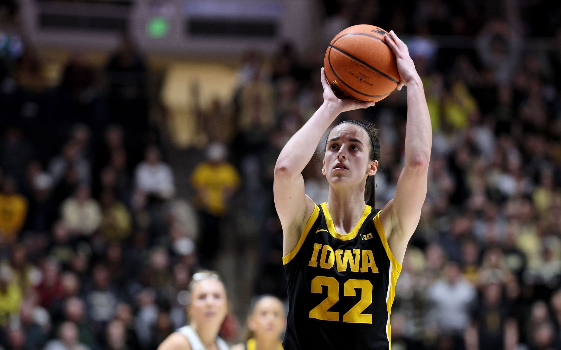 Iowa star Caitlin Clark seeks third-straight Lieberman Award.