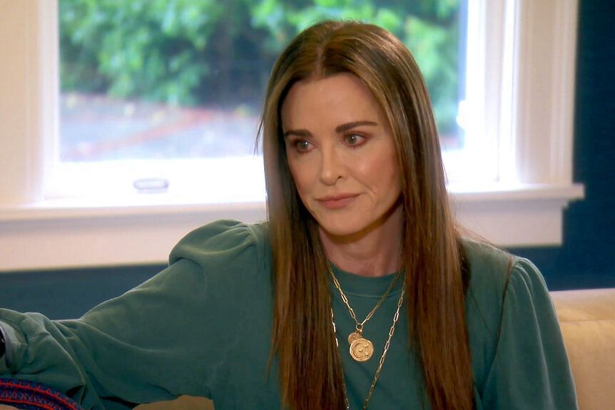 Kyle Richards in her living room talking to her life coach during The Real Housewives of Beverly Hills Season 13 Episode 8 (Image via Bravotv)