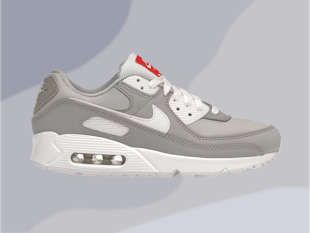 The Air Max 90 &quot;Light Smoke Grey&quot; sneakers (Image via StockX)
