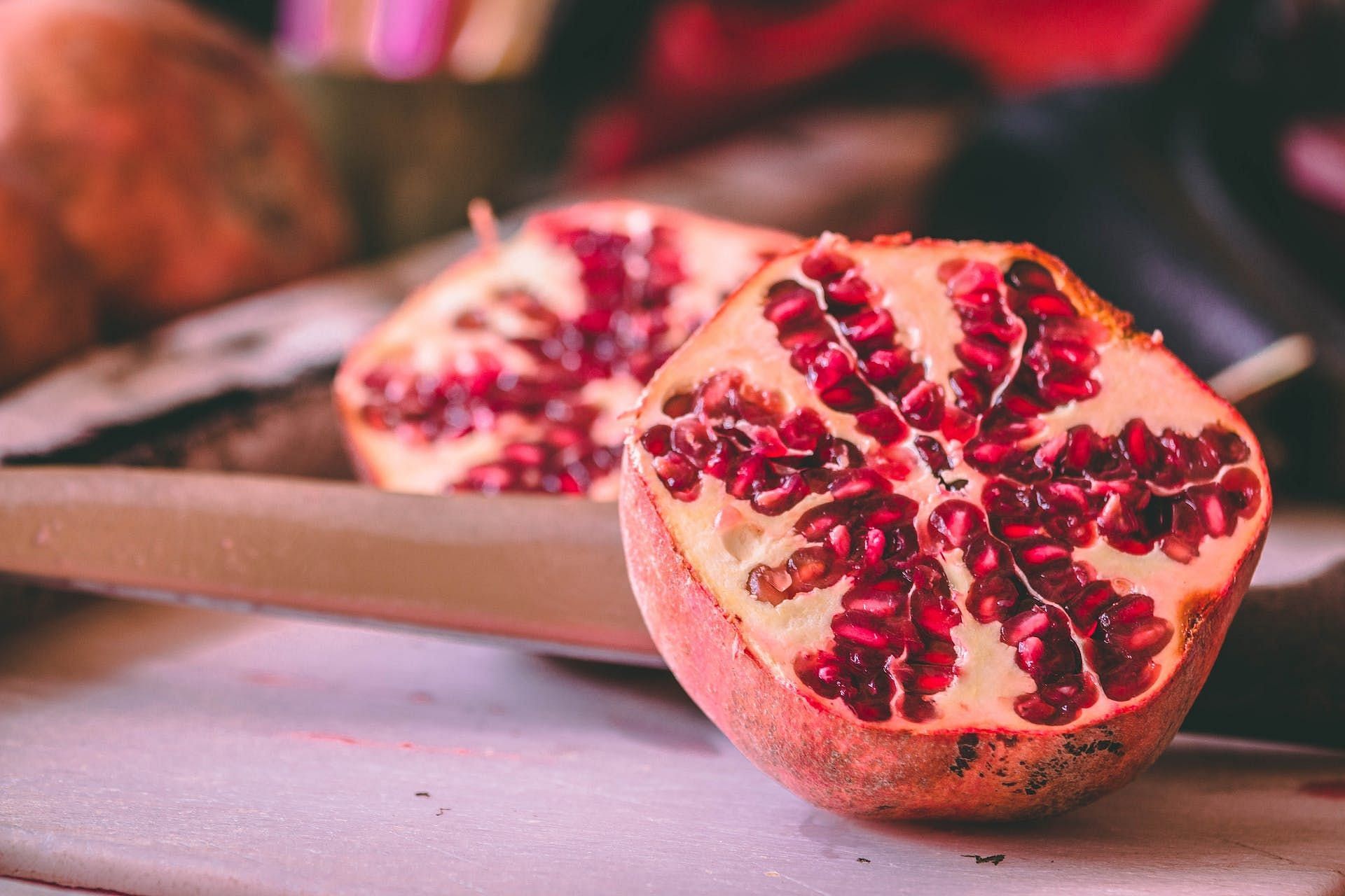 Pomegranate seeds are rich in antioxidants (Image via Pexels/hitesh choudhary)