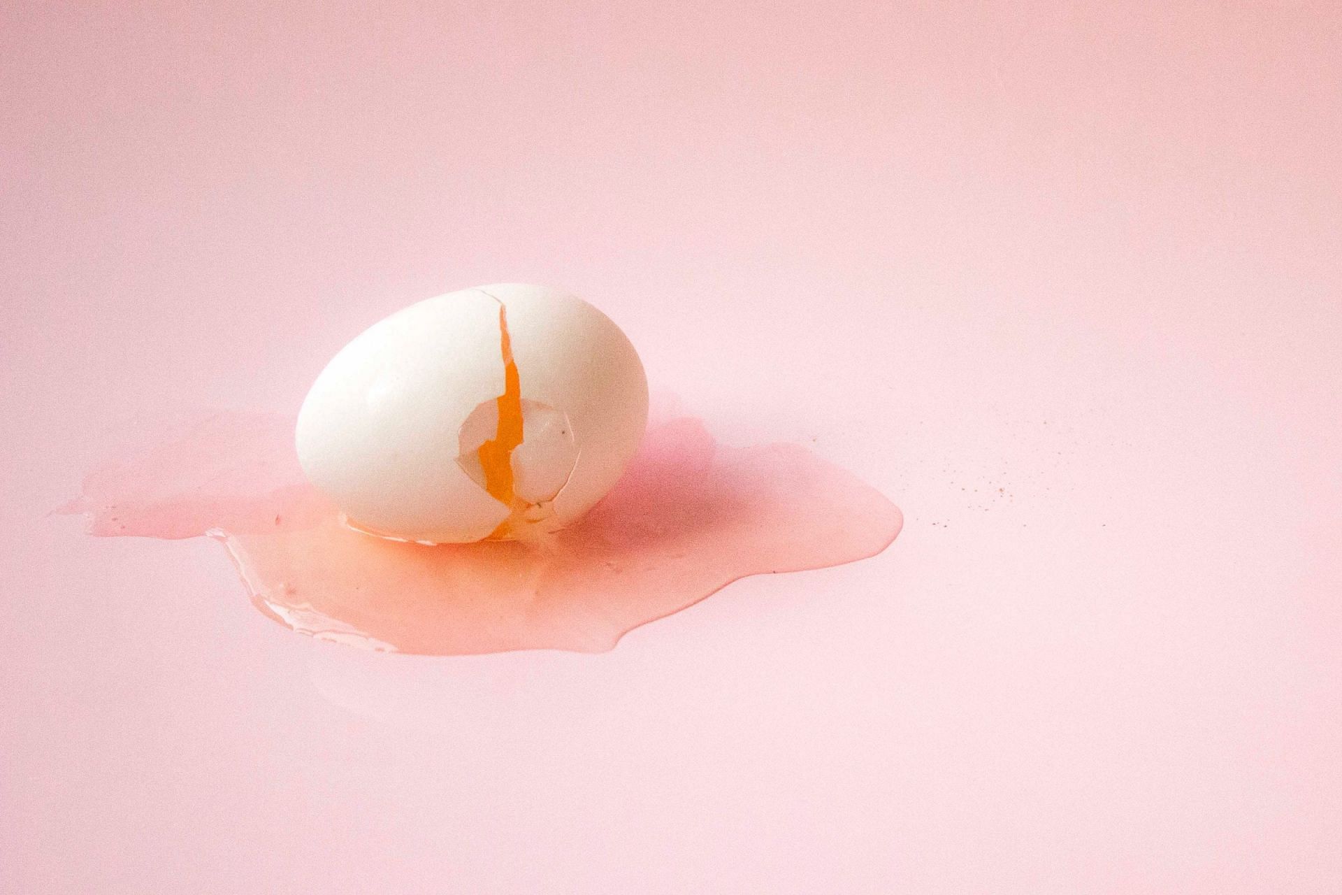 Eating eggs (Image via Unsplash/Melani Sosa)