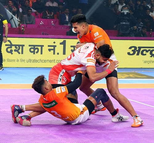 Aslam Inamdar and Gaurav Khatri (right) super tackled Sonu Jaglan (Credits: PKL)