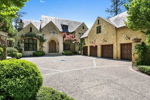 Exterior of the Atlanta mansion formerly owned by Braves legend Tom Glavine.