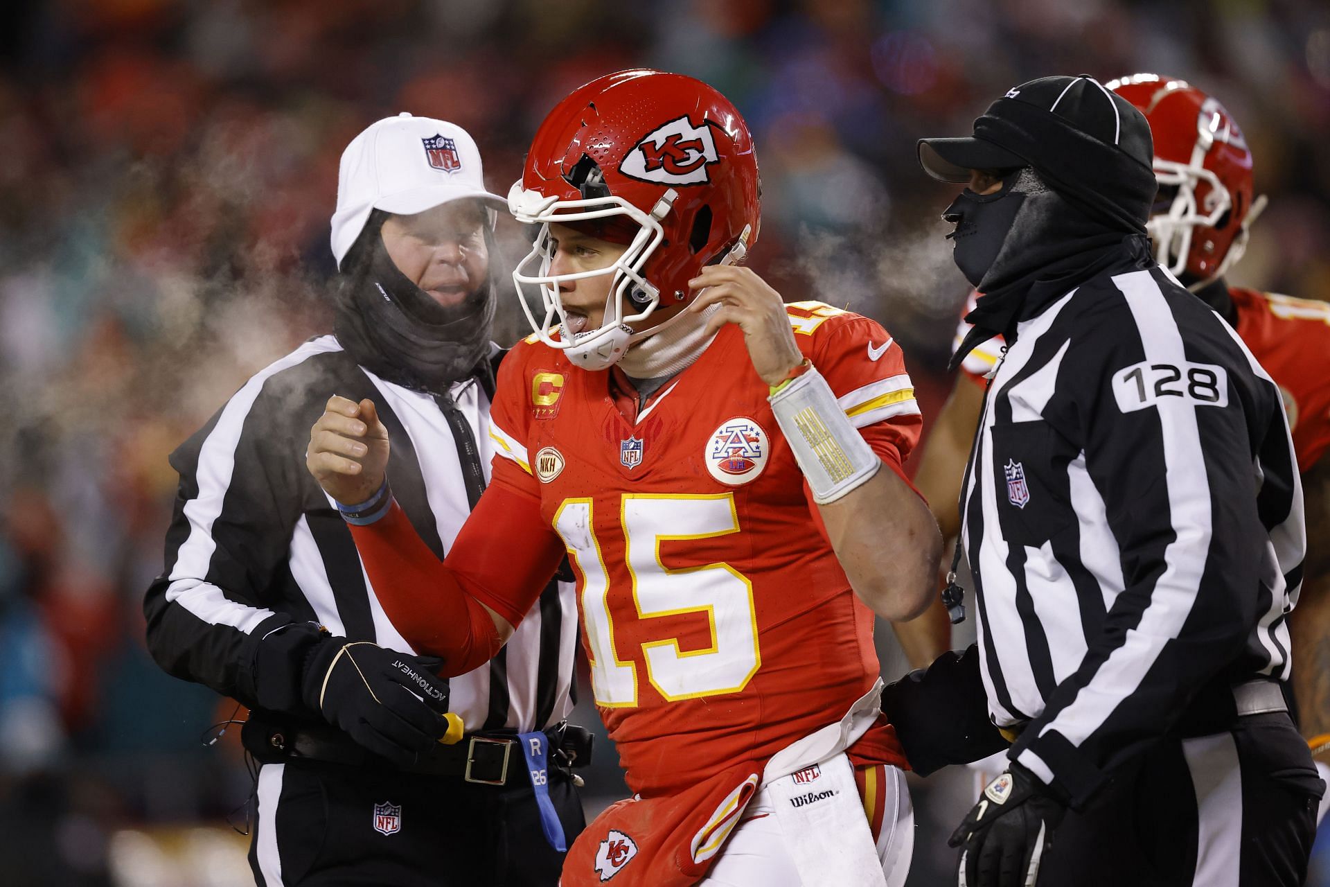 What happened to Patrick Mahomes' helmet? Chiefs star escapes major