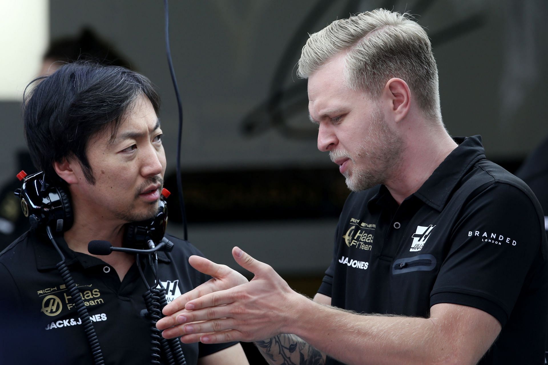 Ayao Komatsu in conversation with Haas&#039; Kevin Magnussen during the 2019 F1 season&#039;s winter testing in Barcelona (Photo by Charles Coates/Getty Images)