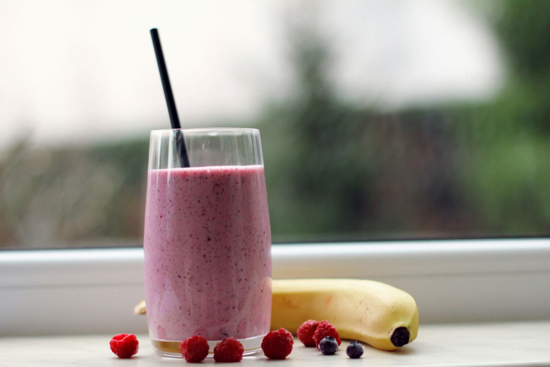 A smoothie can be a good drink to start the day (Image by Denis Tuksar/Unsplash)