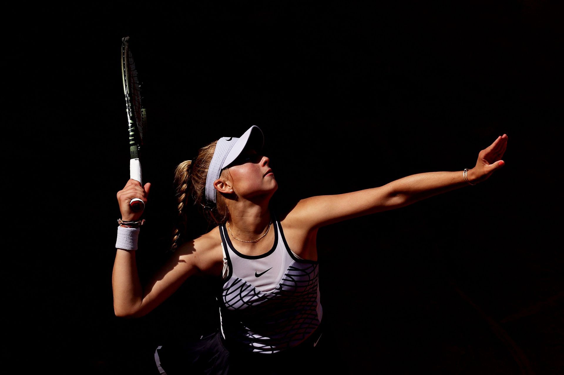 Brenda Fruhvirtova serves at the 2023 French Open.