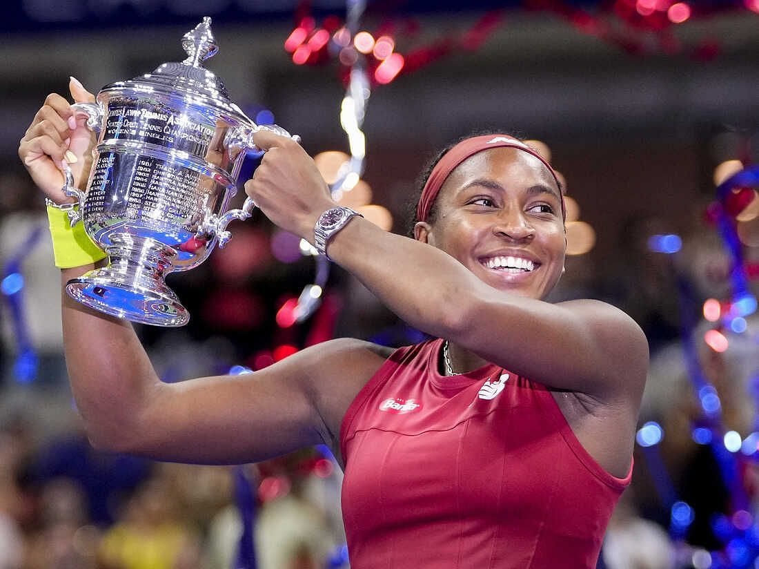 Coco Gauff poses with the 2023 US Open trophy