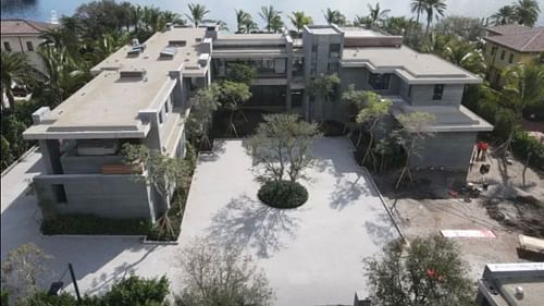 Outside view of Tom Brady's Miami mansion (@tombradymedia/Twitter)