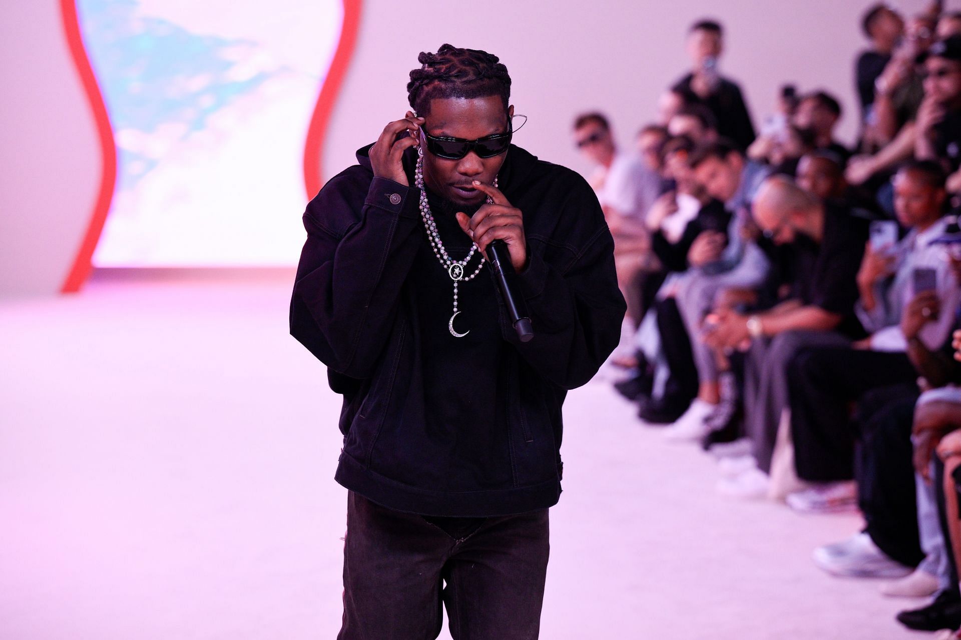 Offset performing at the Menswear Spring/Summer 2024 - Paris Fashion Week (Image via Getty)