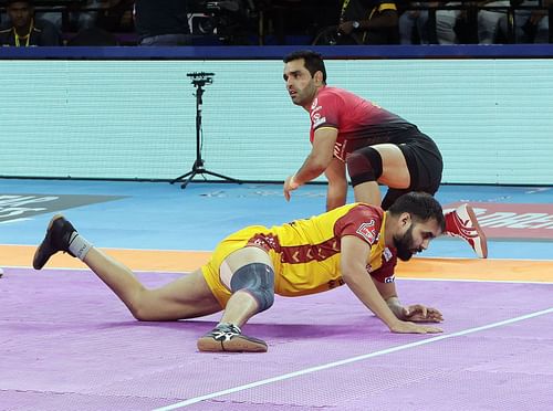 Surjeet Singh with a failed dash against Rajnish of Telugu Titans (Credits: PKL)