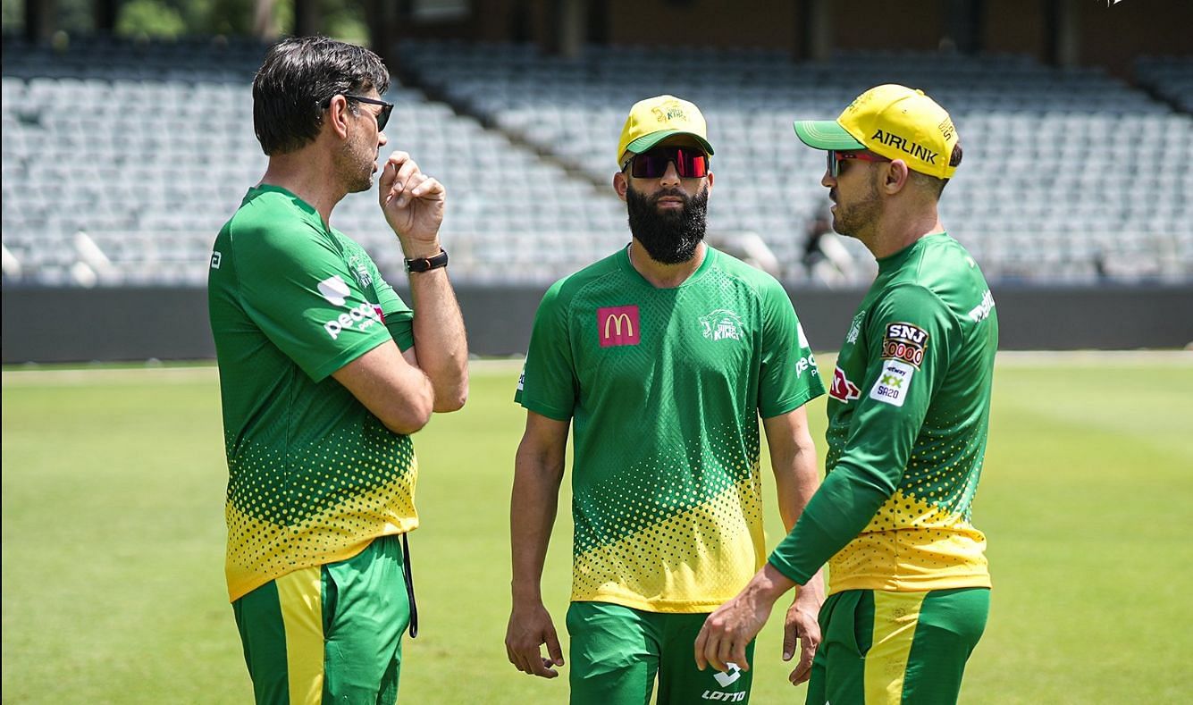 Moeen Ali with coach Stephen Fleming and Faf du Plessis (Credits: X/JSKSA20)