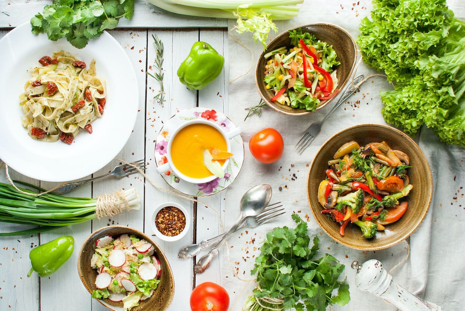 Detoxification with healthy food (Image via Unsplash/Victoria Shes)