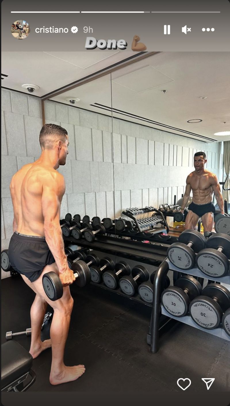 Cristiano hitting the dumbells