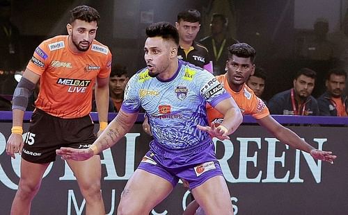 Maninder Singh in action against U Mumba in Season 10 of PKL.