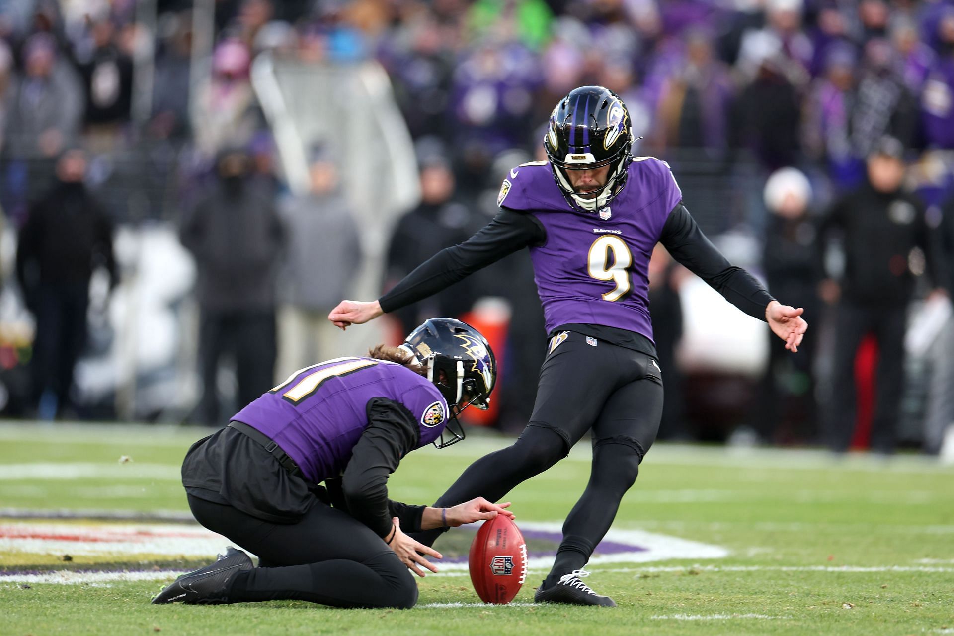 Travis Kelce throws Justin Tucker's helmet away as Ravens kicker warms