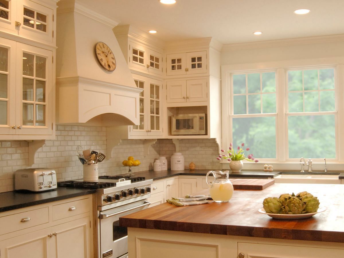 Warm sand screen for kitchen walls (Image from Houzz.com)