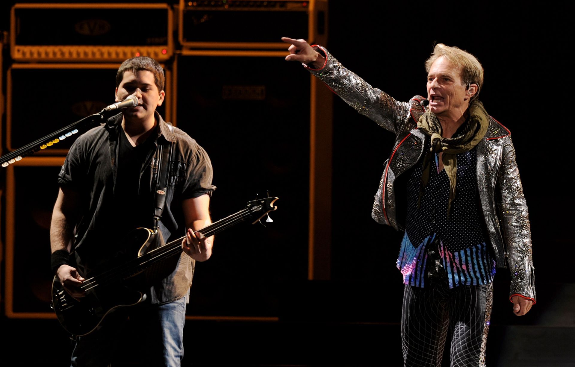 Wolfgang Van Halen (L) and David Lee Roth (R) at a rehearsal (image via Getty)