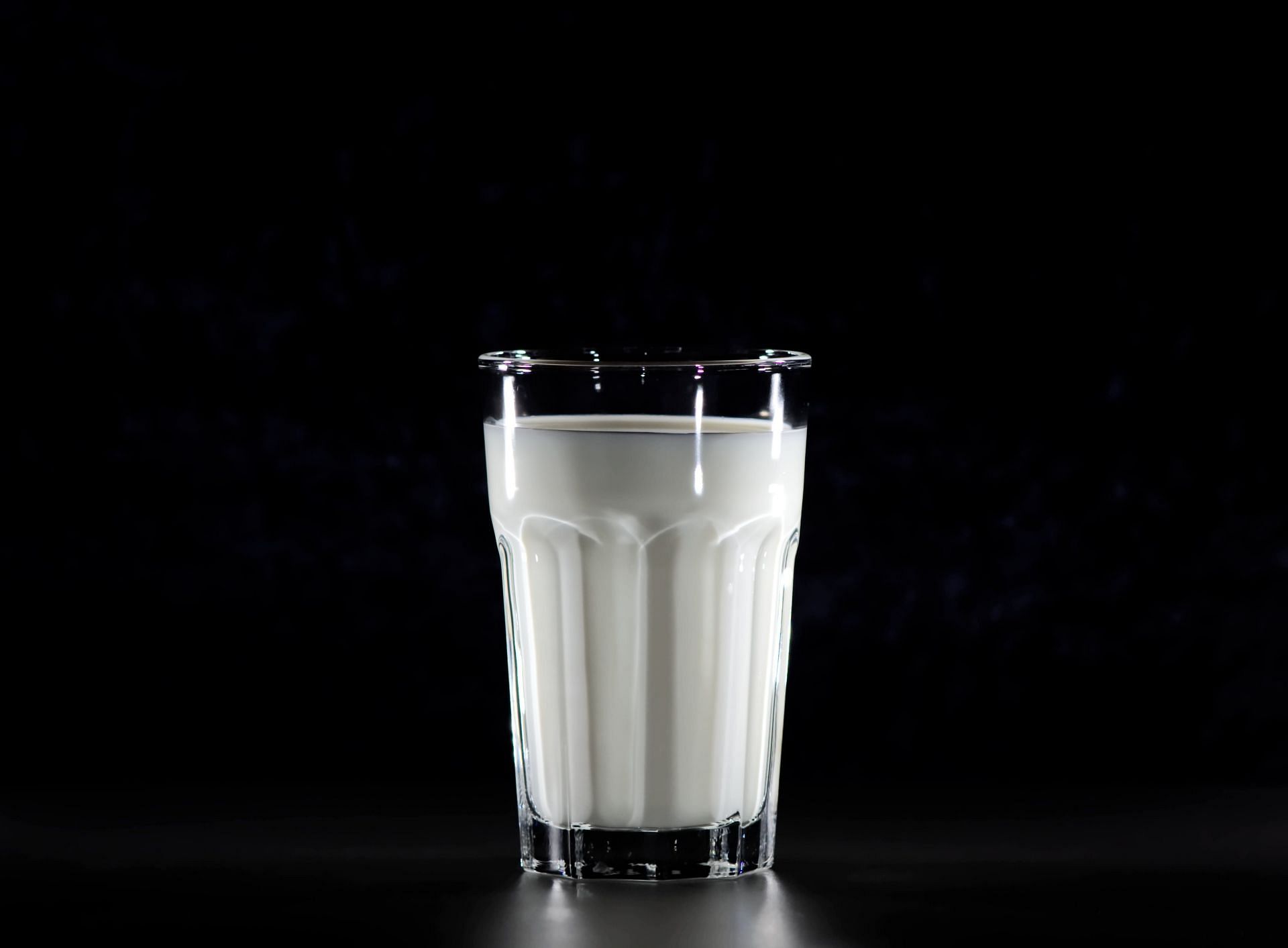 Benefits of vegan milk options (image sourced via Pexels / Photo by alexas)