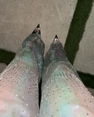 Anais showing off her pants and shoes (@jillyanais//Instagram)