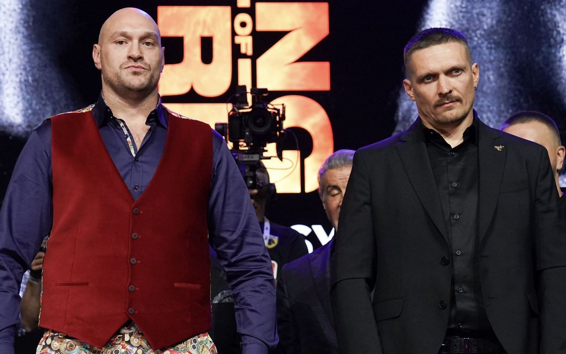 Tyson Fury (left) and Oleksandr Usyk on stage (right) (Image courtesy @Queensberry on X)