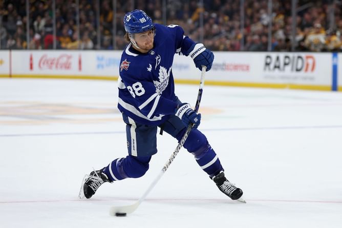 WATCH: Maple Leafs' William Nylander can't hold back his laughter at electric guitar rendition of Star-Spangled Banner