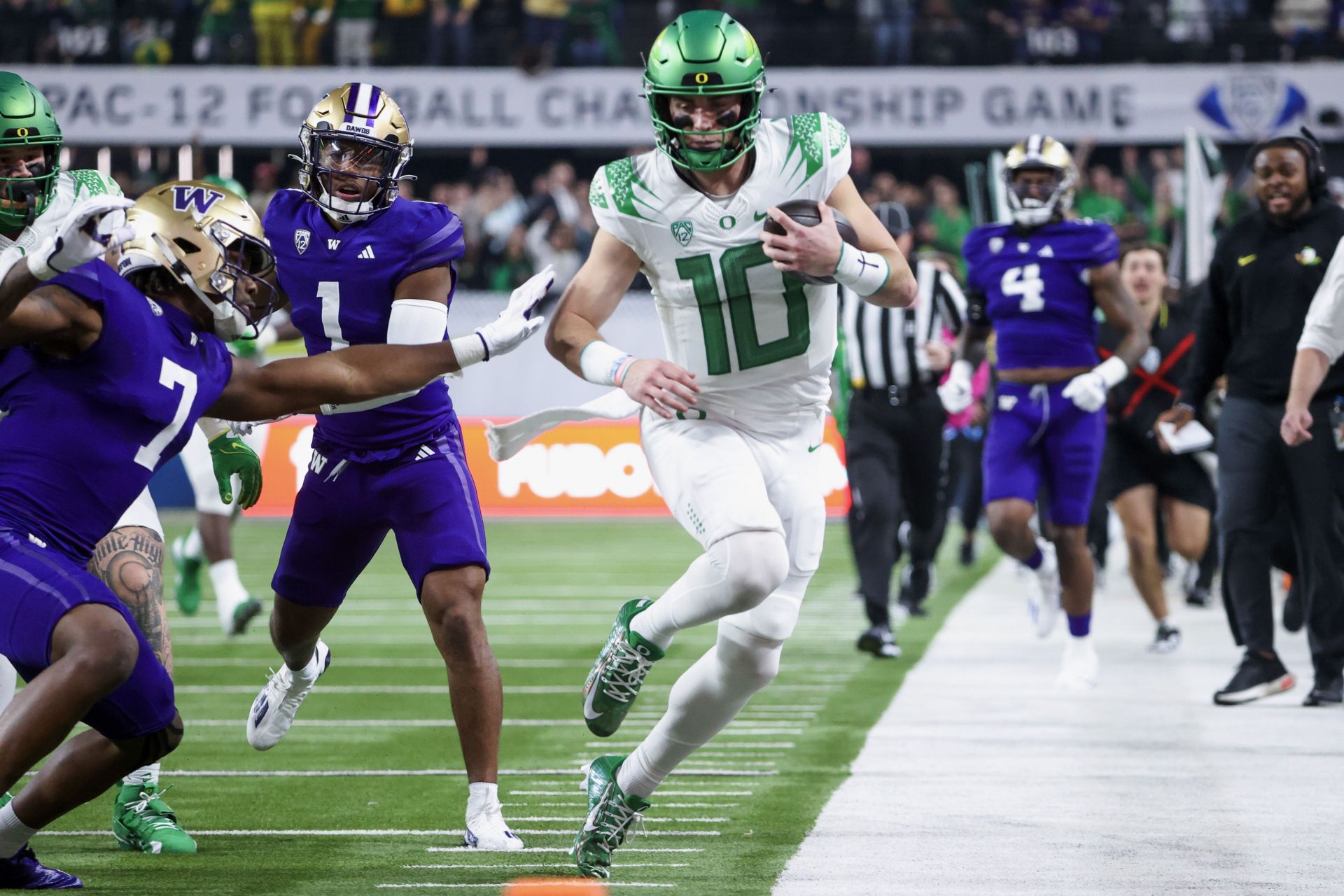 2023 Pac-12 Championship: Oregon vs. Washington: Las Vegas, Nevada, December 01: Dominique Hampton #7 of the Washington Huskies forces Bo Nix #10 of the Oregon Ducks out of bounds during the third quarter during the Pac-12 Championship at Allegiant Stadium on December 1, 2023, in Las Vegas, Nevada. (Photo by Ian Maule/Getty Images) )