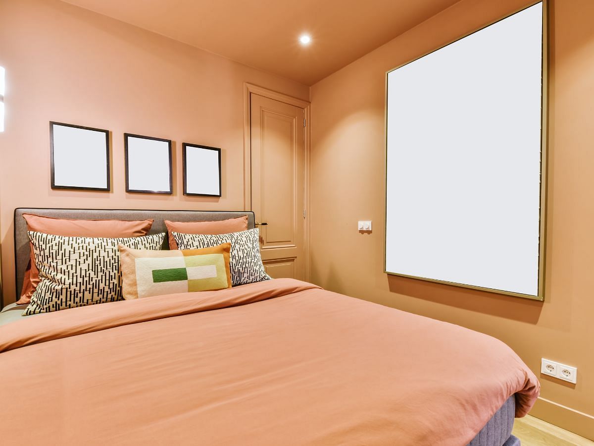 Peach-cream bedroom color idea (Image via Freepik)