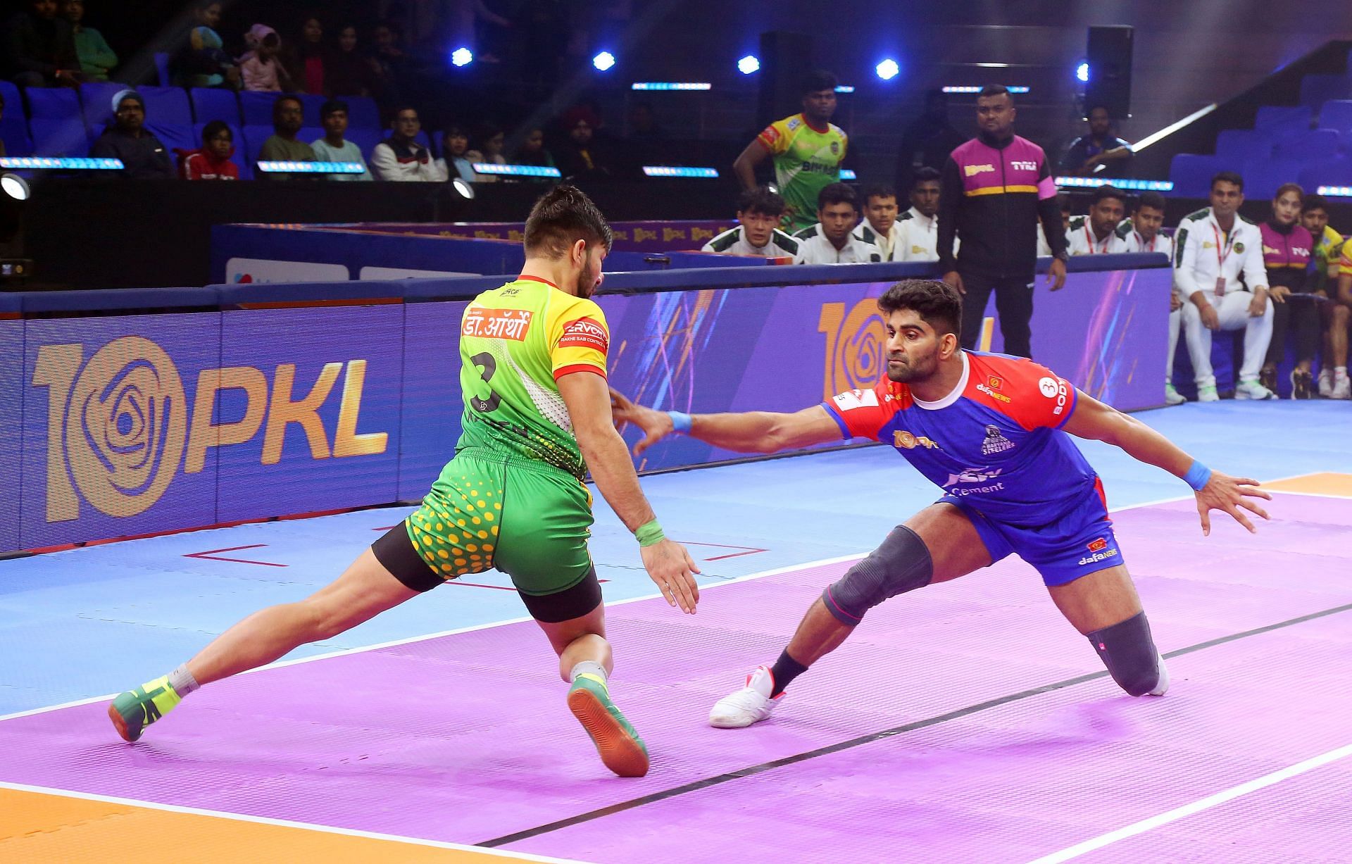 Vinay with a running hand touch against Naveen Sharma (Credits: PKL)