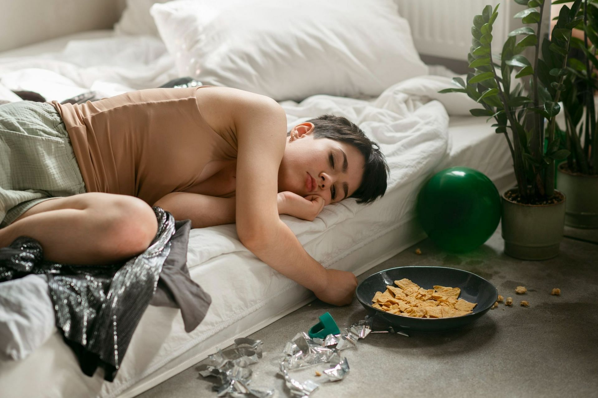 Feeling sleepy after eating? (Image by Freepik)