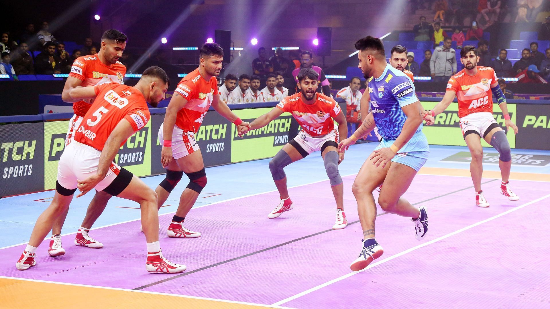 Maninder in action against Gujarat Giants (Credits: PKL)