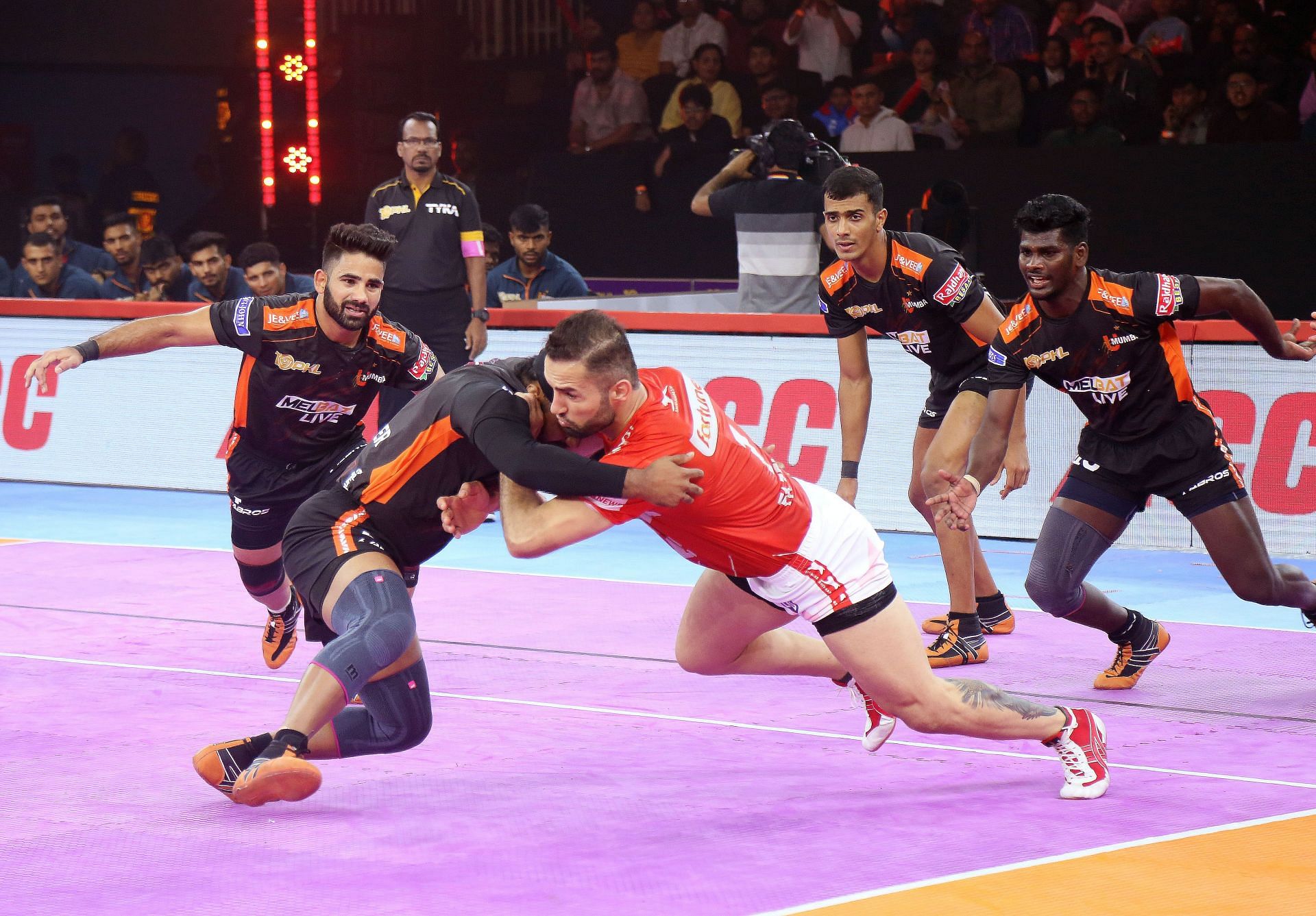 Fazel Atrachali in action against U Mumba (Credits: PKL)