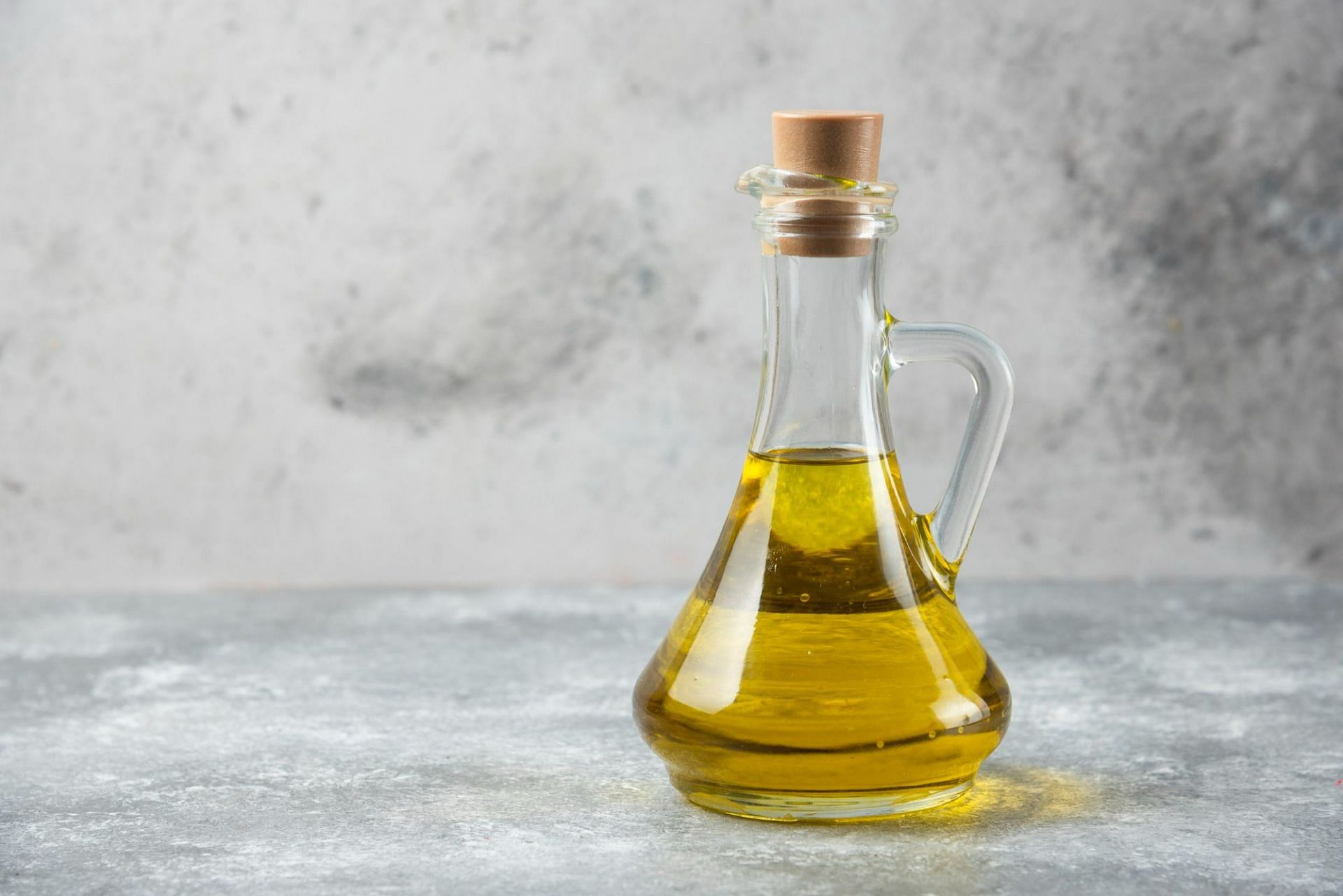 Understanding the risks related to drinking olive oil (Image by azerbaijan_stockers on Freepik)
