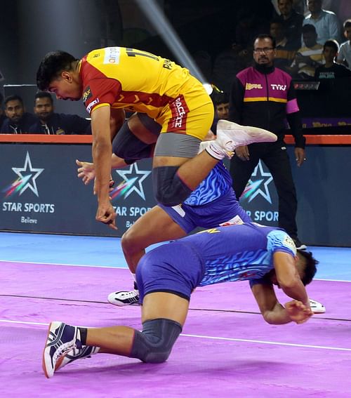 Hi-Flyer Pawan Sehrawat in action (Credits: PKL) Enter caption