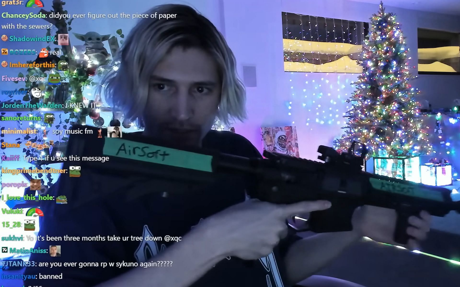 xQc shows off his gun on livestream (Image via xQc Clips/YouTube)