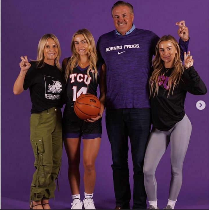 Haley Cavinder with her parents and twin, Source:- Instagram, @cavindertiwns