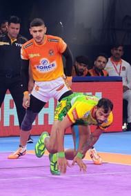 Mohammadreza Chiyaneh (behind) of Puneri Paltan (Credits: PKL)