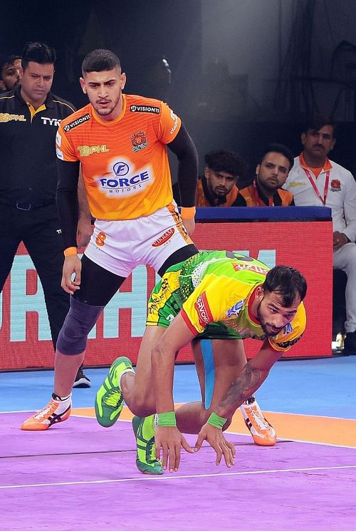 Mohammadreza Chiyaneh (behind) of Puneri Paltan (Credits: PKL)