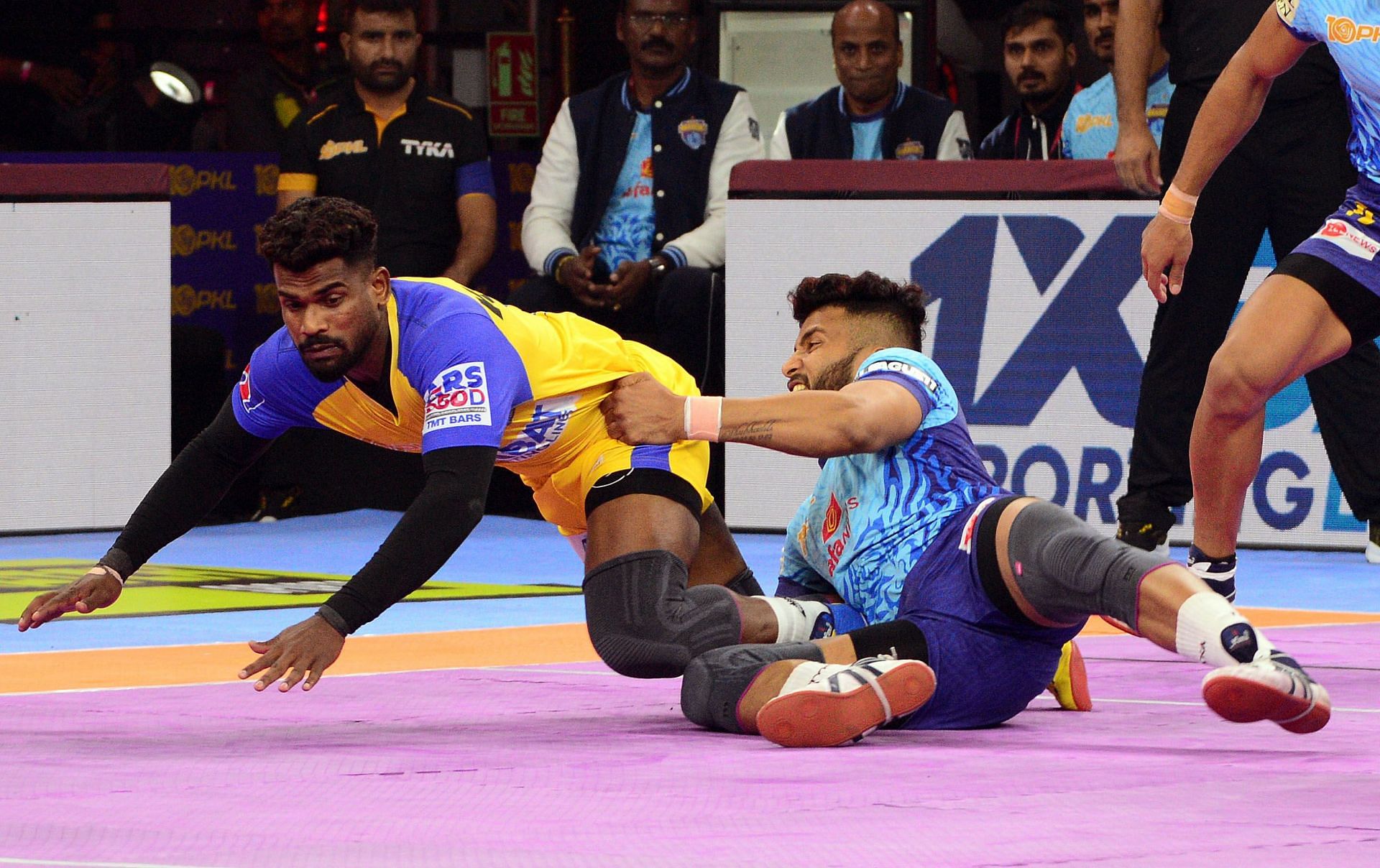 Shubham Shinde with a back-hold of Ajinkya Pawar (Credits: PKL)