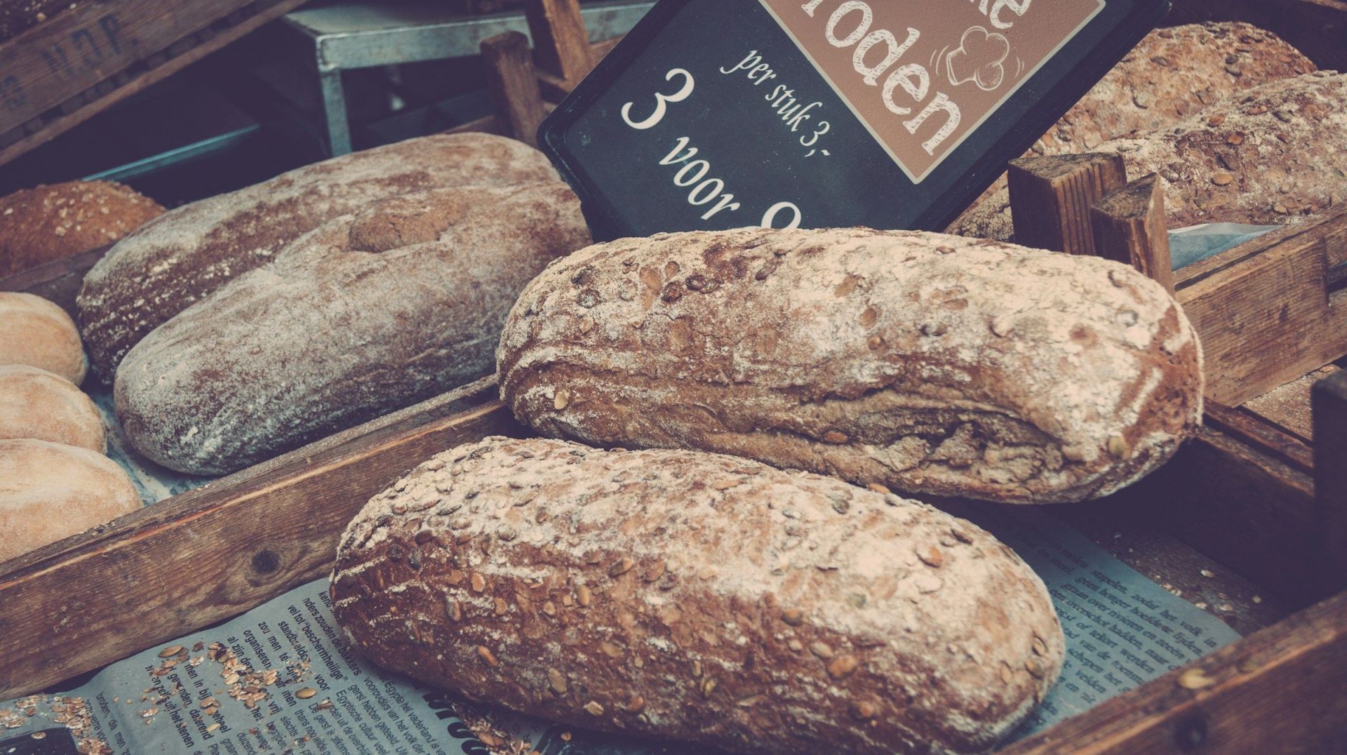 Moldy bread (Image via Unsplash/Magnus)