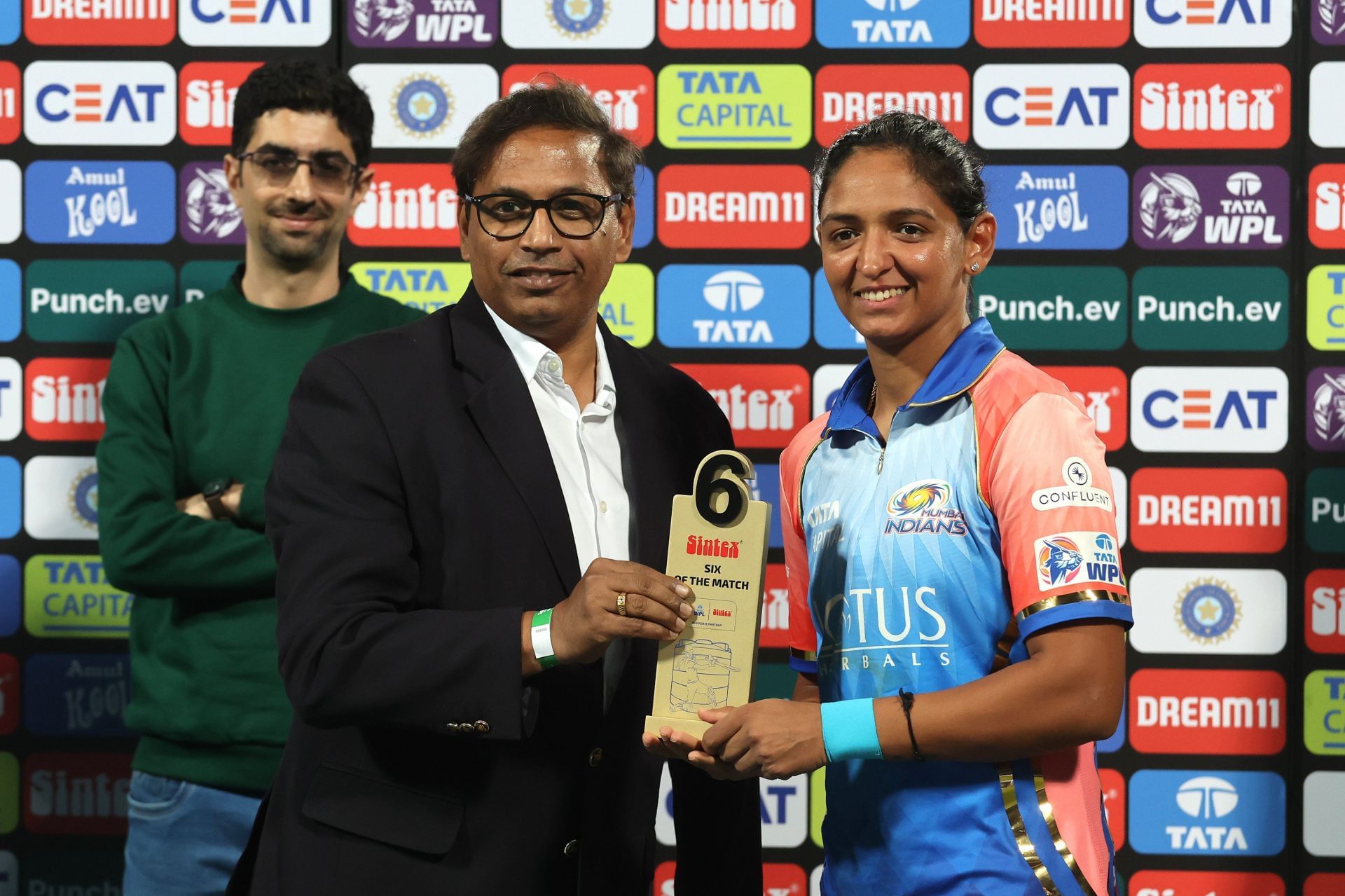 Harmanpreet Kaur receiving an award (Image Courtesy: X/Women's Premier League)