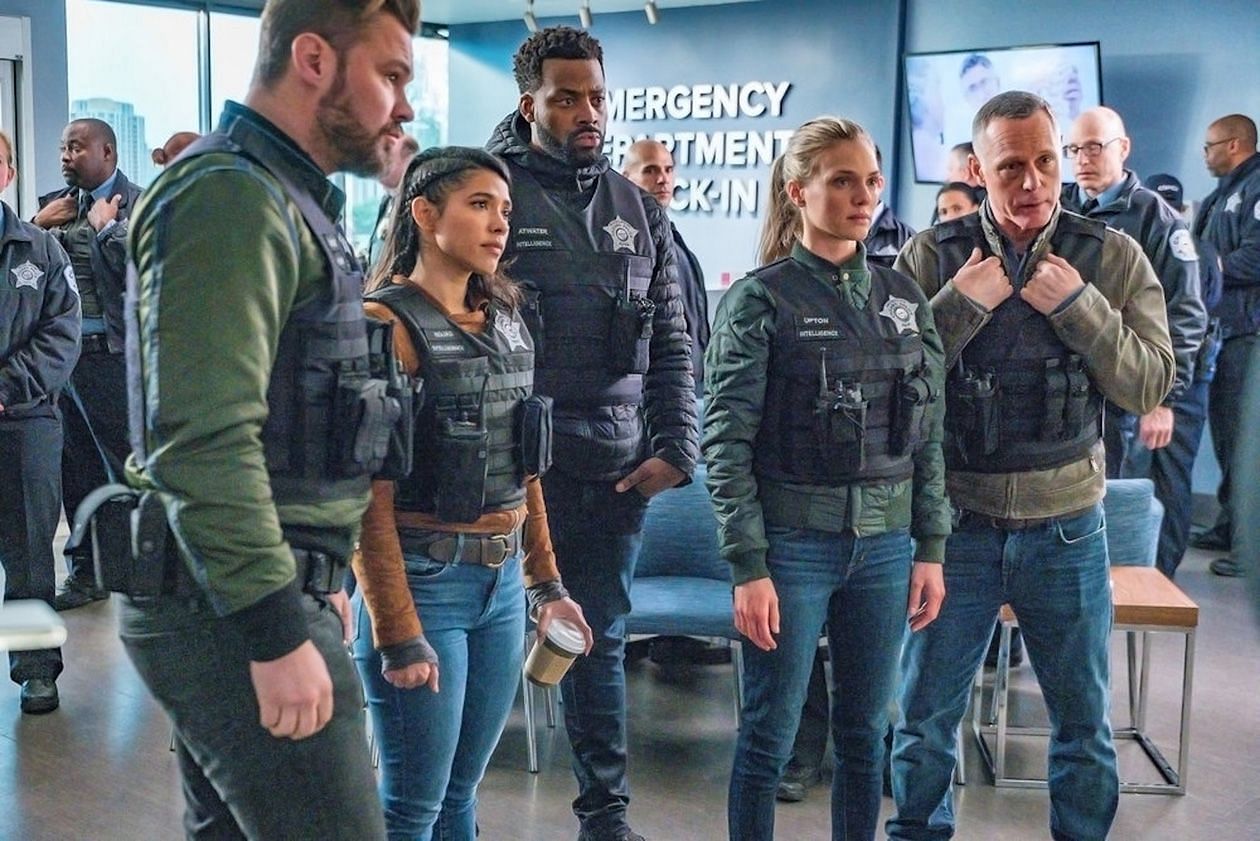 Cast of Chicago P.D. in a scene from the show (Image via IMDb)