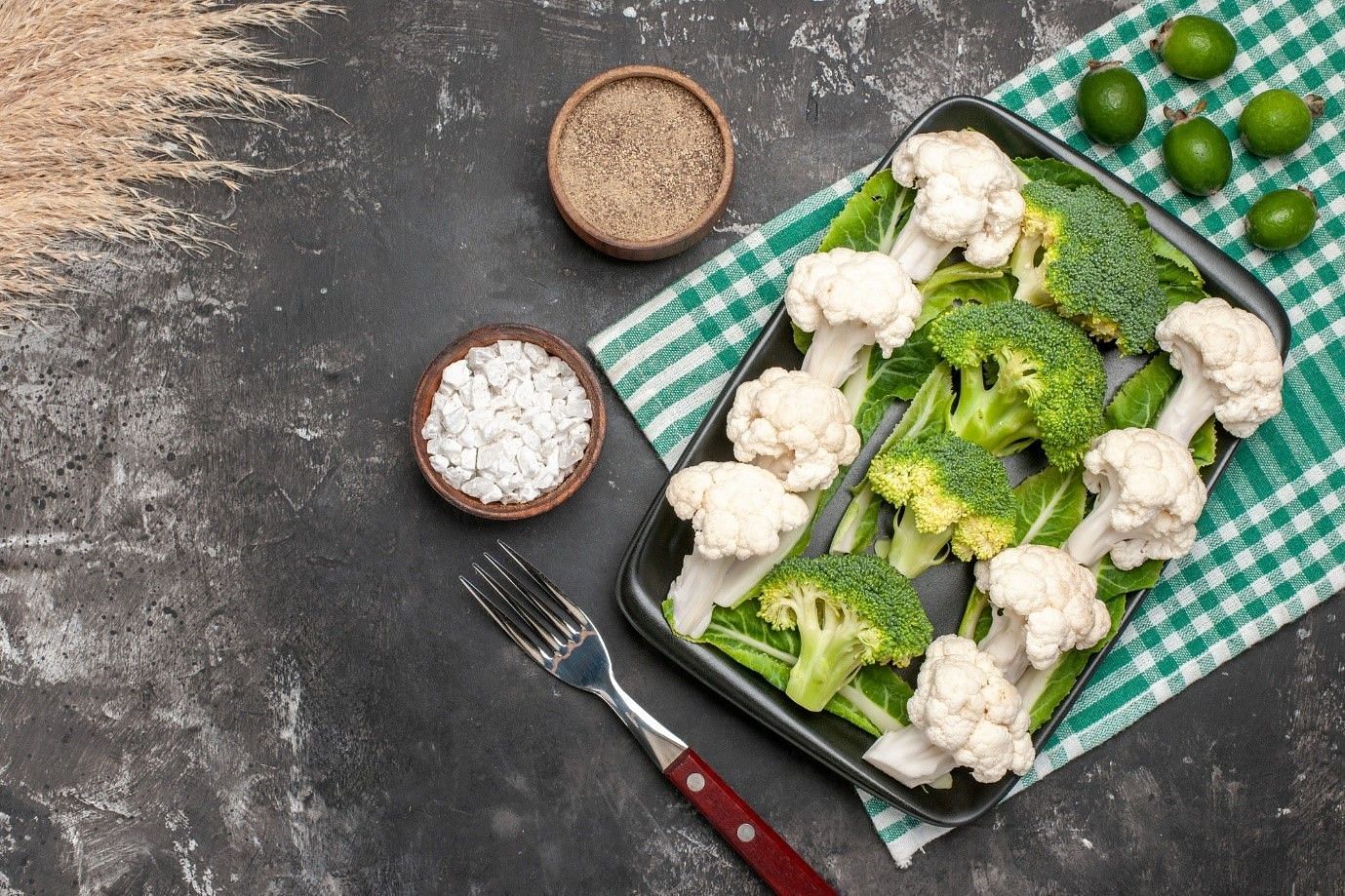 Cauliflower and broccoli are good options(Image by KamranAydinov on Freepik)