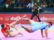 Fazel Atrachali with a failed tackle attempt against Maninder (Image via PKL)